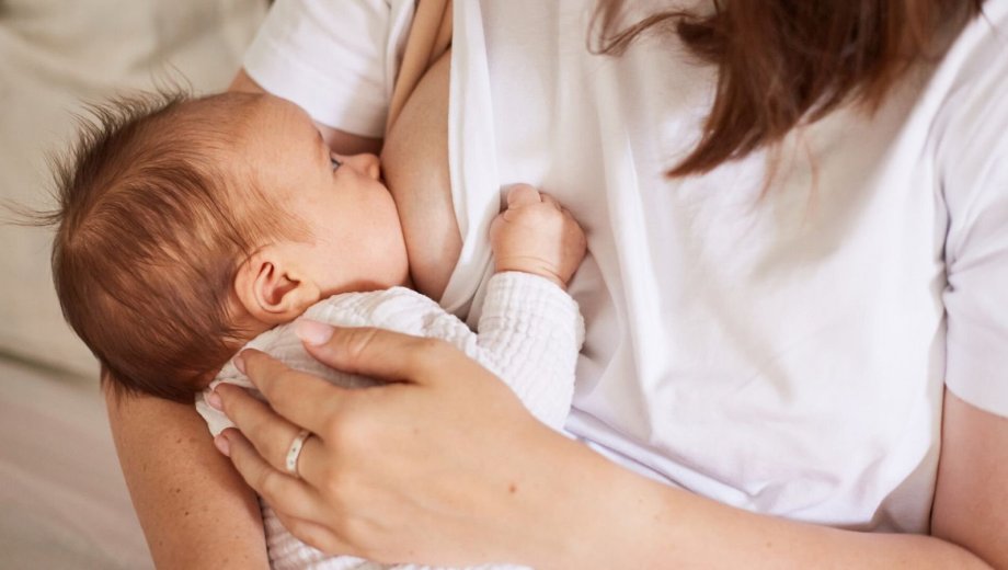 Lactancia materna: el apoyo de la familia puede ser tan importante como la leche para el bebé.-