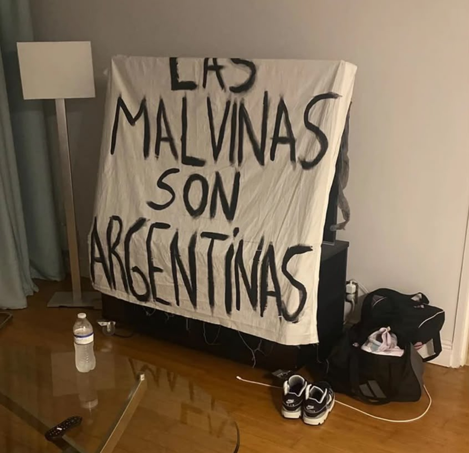 La bandera de Malvinas en el desfile de la Selección Argentina genera controversia
