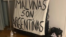 Imagen de ¿Una sábana de hotel?: el misterio detrás de la bandera de Malvinas que desplegó la Selección Argentina