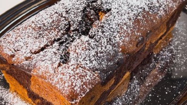 Budín marmolado de banana con chips de chocolate en solo 5 pasos