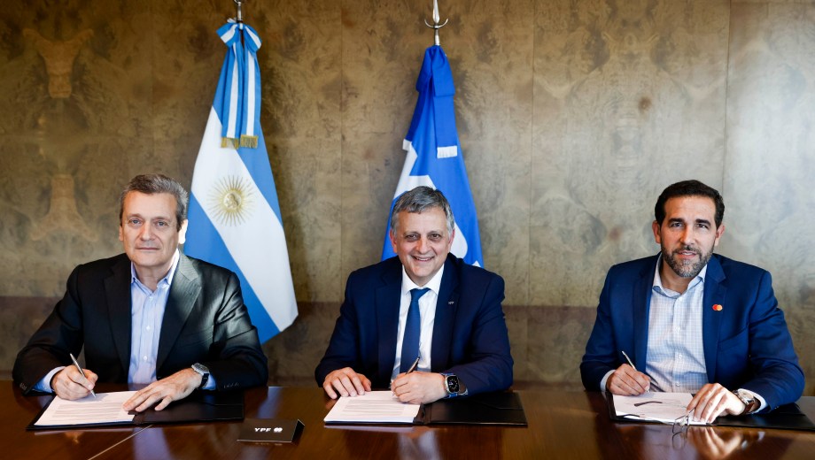 Andrea Scerch (Presidente para Latinoamérica, Mastercard), Horacio Marín (Presidente y CEO, YPF), Germán Rosón (Presidente para la división Sur de Latinoamérica, Mastercard). Foto gentileza.