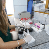 Imagen de Aumentaron 40% las muestras en el Laboratorio del Castro Rendón: el robot que ayuda a absorber la demanda