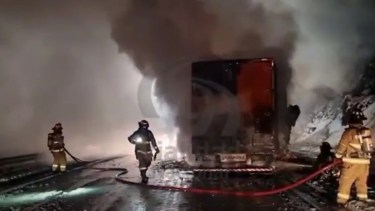 Incendio de un camión en la Ruta 237 camino a Villa La Angostura: la rápida maniobra del chofer evitó una tragedia