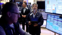 Imagen de Mercados en alza: el riesgo país cayó a 410 puntos tras la mejora de la calificación de la deuda