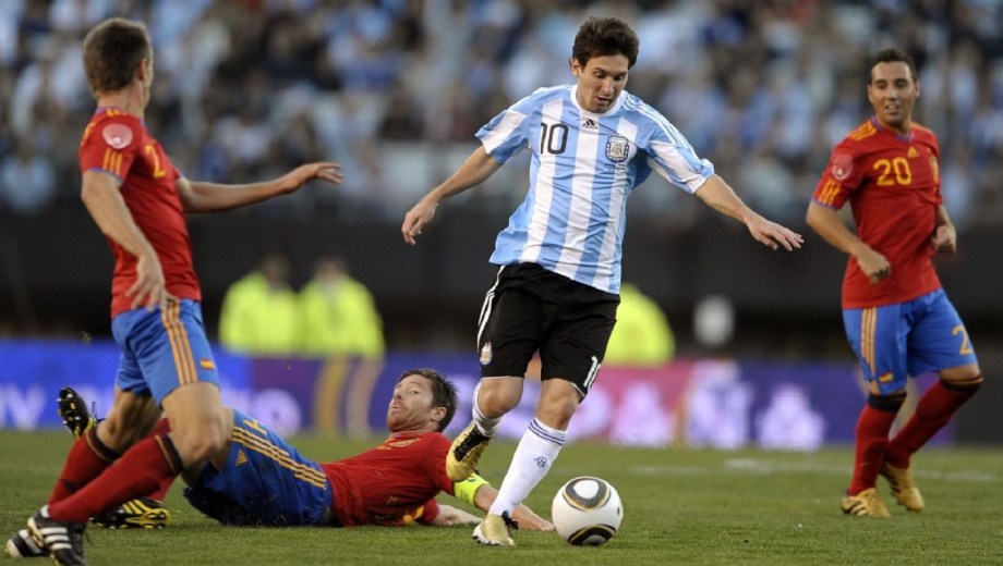 Messi jugó solo una vez ante España y convirtió en este duelo.