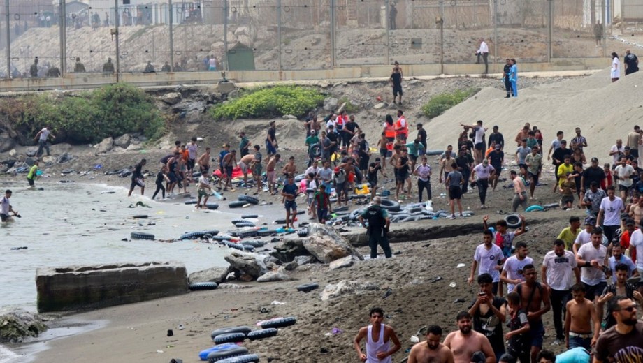 Miles de jóvenes marroquíes en la frontera entre Castillejos (Marruecos) y Ceuta para tratar de cruzar la valla. Foto EFE Imagen