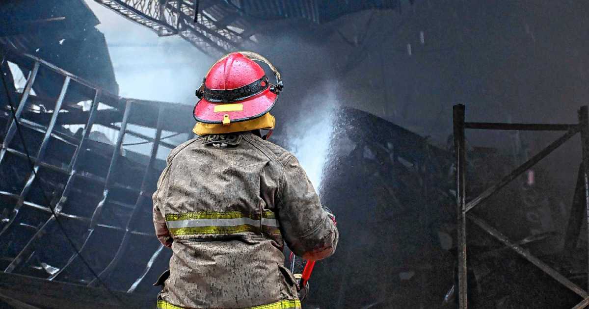 Impactante incendio en un depósito de materiales en Neuquén