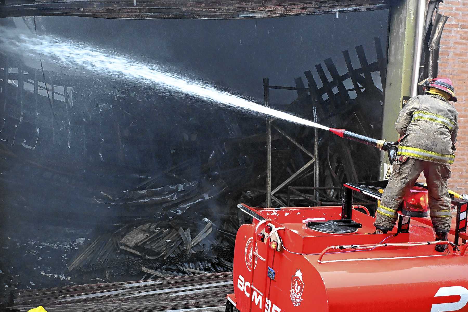 Inician la demolición del depósito incendiado en Neuquén