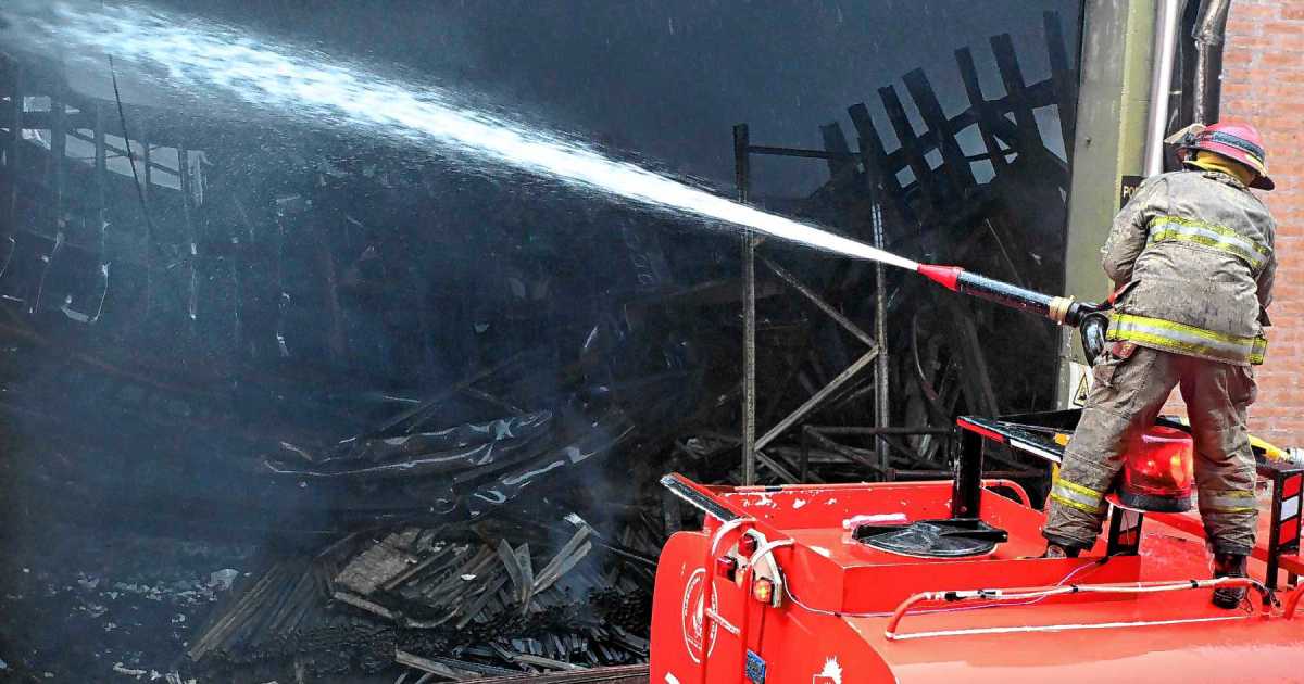 Inician la demolición del depósito incendiado en Neuquén
