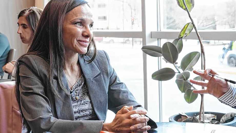 La médica especialista en diabetes, Lorena González López presentó un nuevo dispositivo para mejorar la calidad de vida de los pacientes. (Foto: Cecilia Maletti).