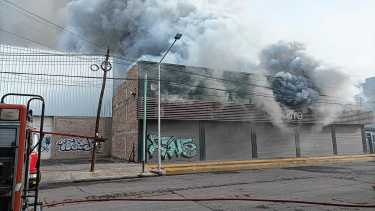 Contuvieron el voraz incendio en el depósito de materiales en Neuquén: colapsó parte del techo y ayudó al combate