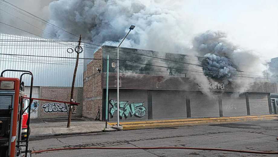 Incendio en un depósito de Neuquén. Foto: Emiliano Ortiz. 