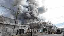 Imagen de «Si cae, es una pared de 30 metros»: piden no circular cerca del depósito que se incendió en Neuquén
