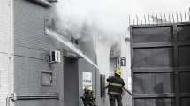 Imagen de En fotos: así se ve el voraz incendio del depósito de materiales de construcción en Neuquén este jueves