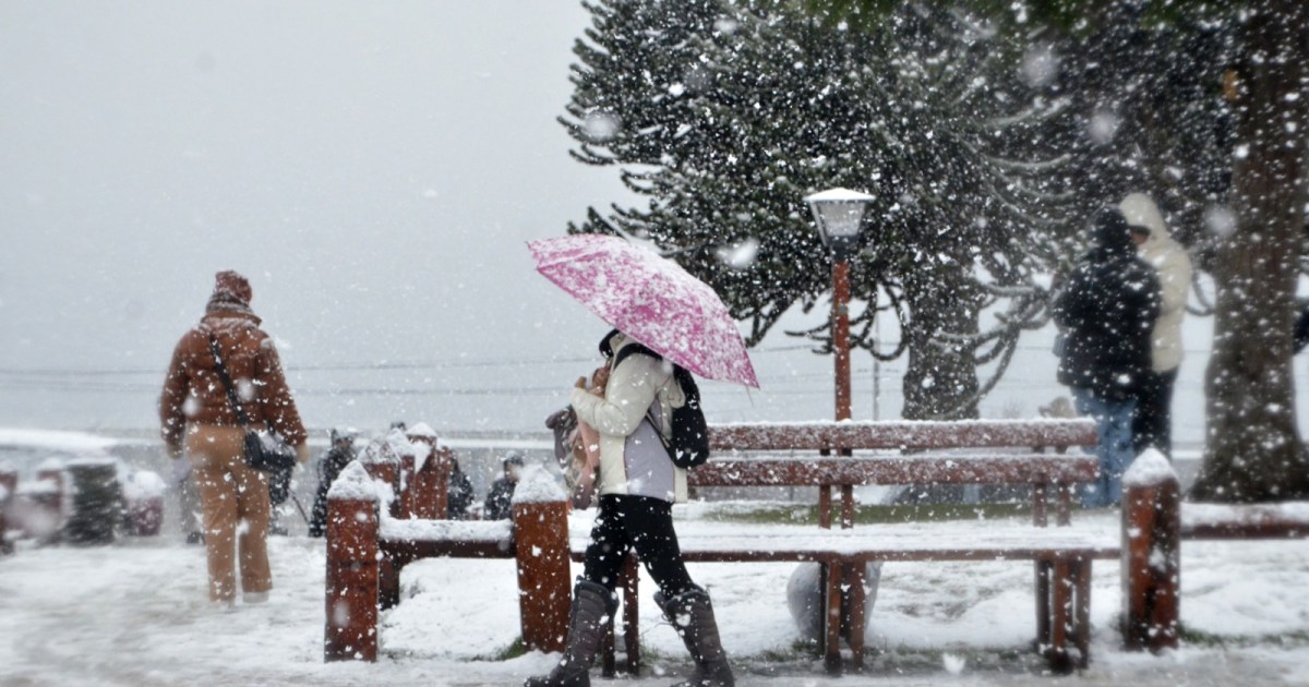 Turistas disfrutan de la nevada en Bariloche