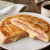Imagen de Pan de jamón y queso al sartén: el desayuno rápido que está listo en 10 minutos