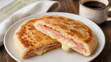 Pan de jamón y queso al sartén: el desayuno rápido que está listo en 10 minutos