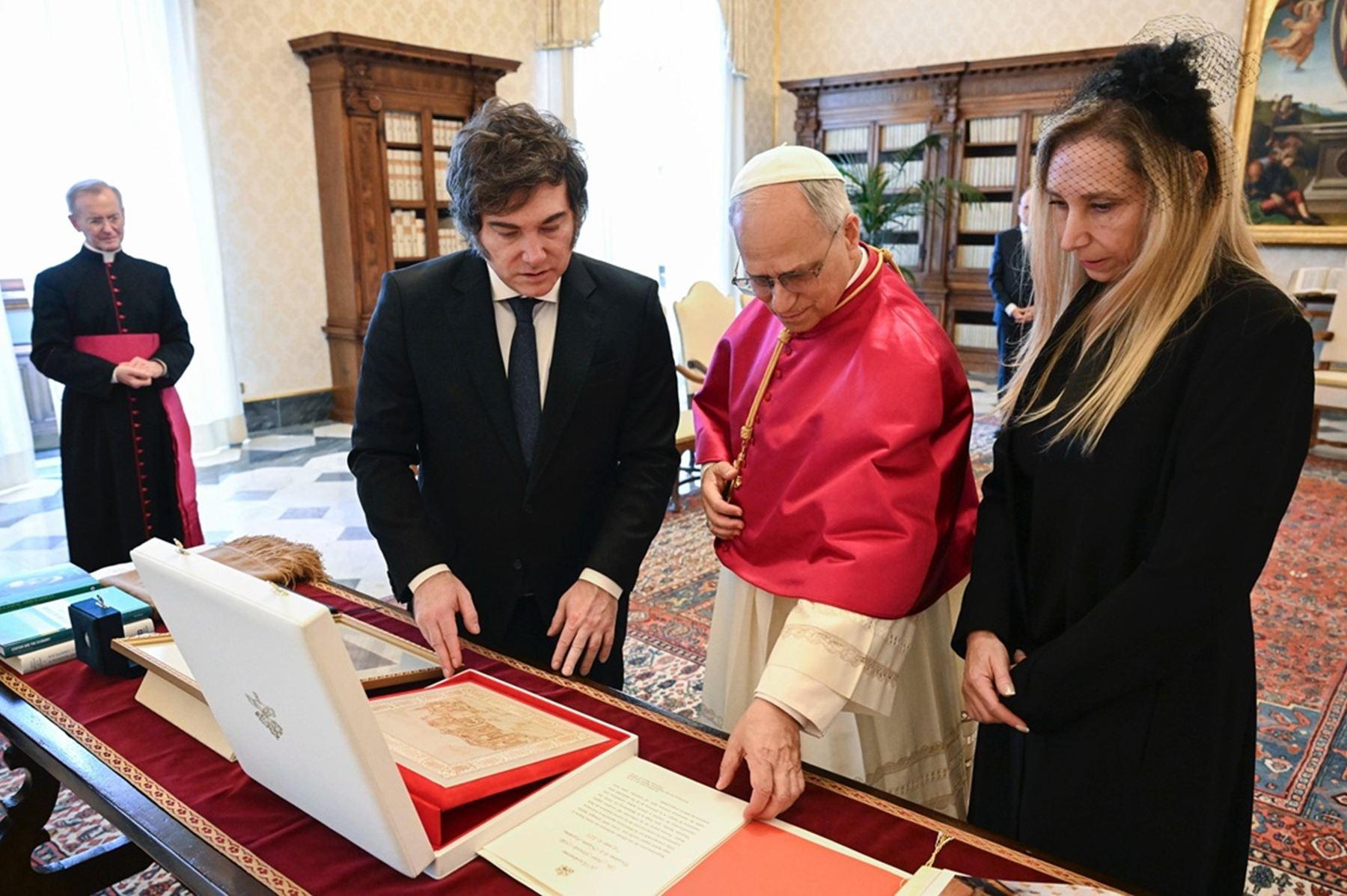 El nuevo nuncio llega a Argentina mientras se organiza una posible visita del Papa