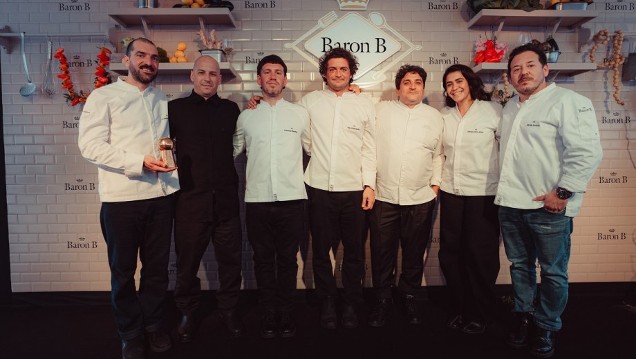 Francisco Soldi, Elio Contreras y Facundo Maroñas, de Proyecto Pescado, junto al jurado de excelencia.