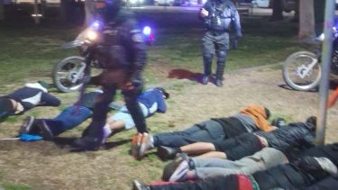 El festejo por la victoria de Argentina terminó con nueve demorados en Cinco Saltos: tenían armas y droga