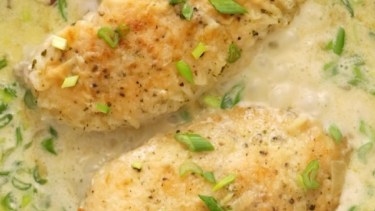 Cómo hacer un sabroso pollo al verdeo con crema en poco tiempo