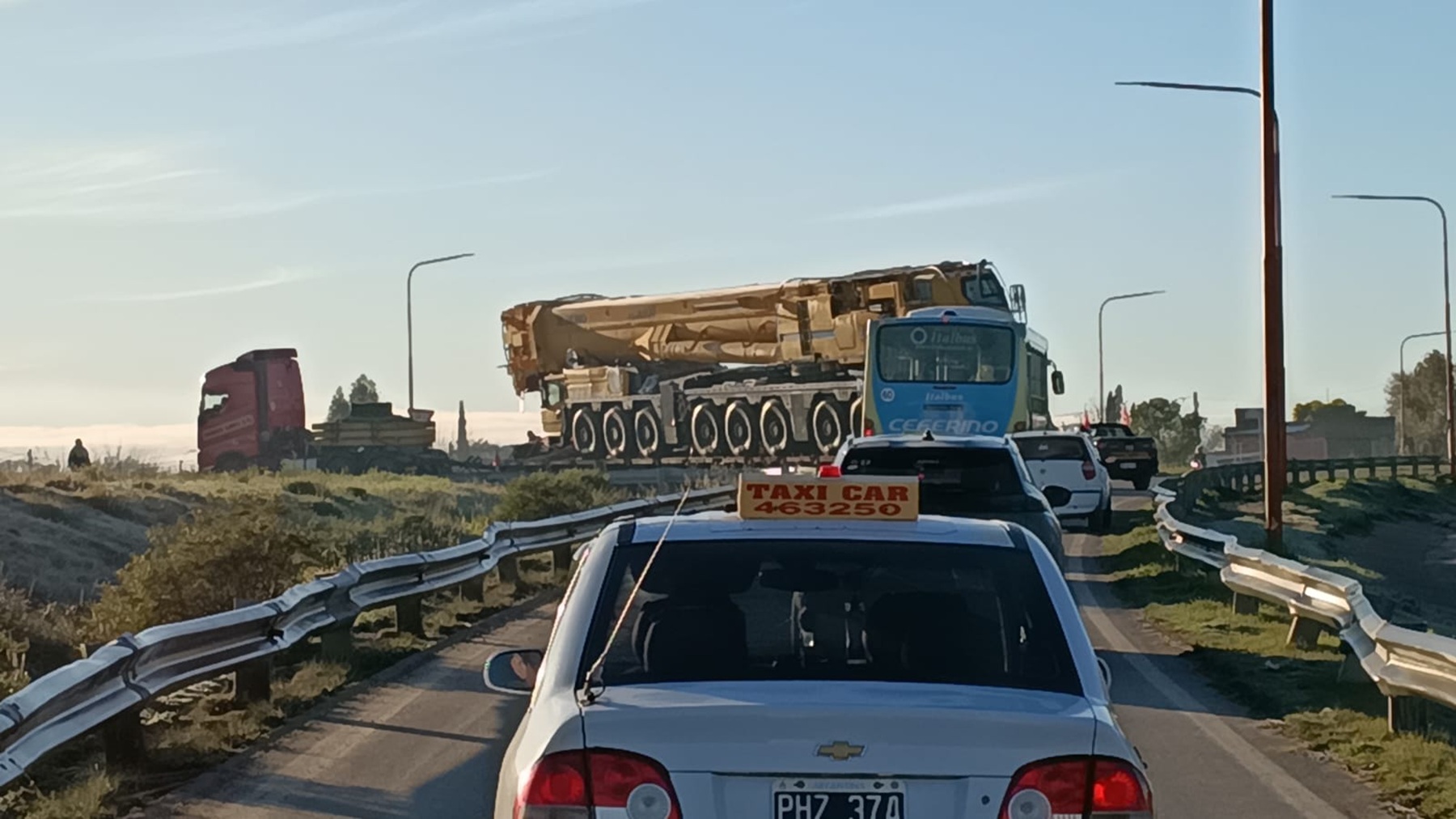 Interrupciones en el tráfico por un camión en el puente Viedma-Patagones