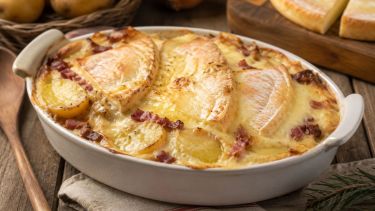 Tartiflette: la receta francesa con papas, panceta y queso gratinado que conquista en invierno