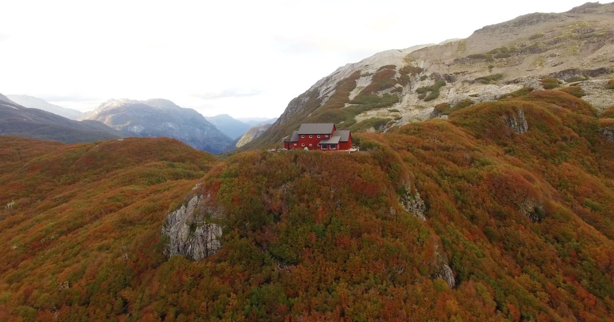 La historia del refugio de un millón de dólares que cambió la arquitectura de montaña en la Patagonia