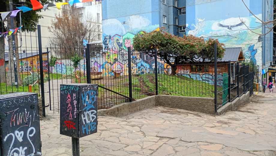 Las rejas del predio del anfiteatro miden 2 metros de altura. El espacio estará abierto de 8 a 20. 