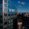 Imagen de Cambio en la Bolsa: YPF anunció que realizará un "split" de sus acciones para atraer a pequeños ahorristas