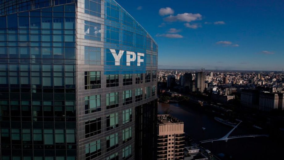 Cambio en la Bolsa: YPF anunció que realizará un "split" de sus acciones para atraer a pequeños ahorristas