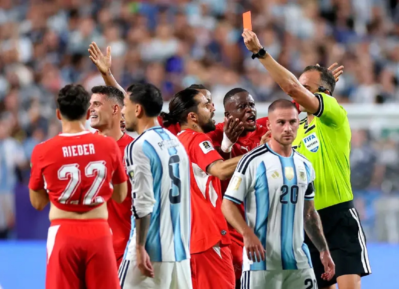 FIFA respalda la expulsión de Embolo en el partido contra Argentina
