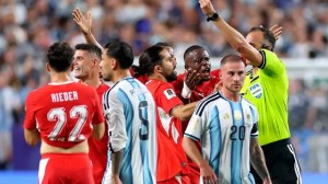 ¡Polémica! La FIFA contradijo a IFAB y avaló la expulsión de Embolo ante la Selección Argentina
