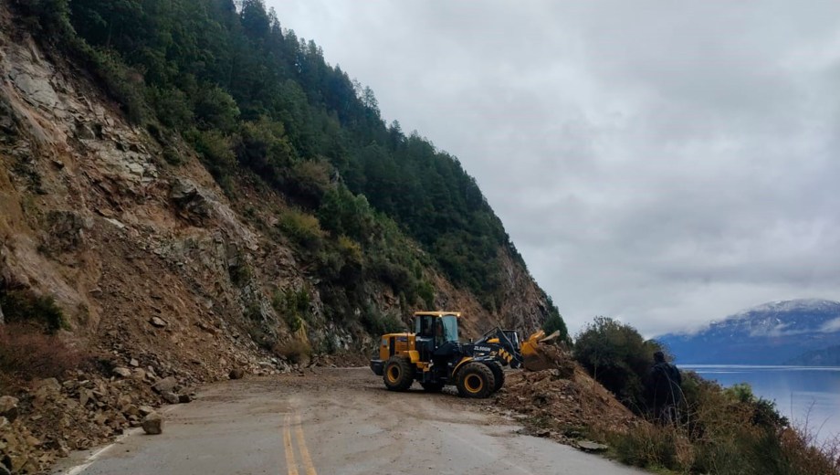 Corte por derrumbe en la Ruta 40. 