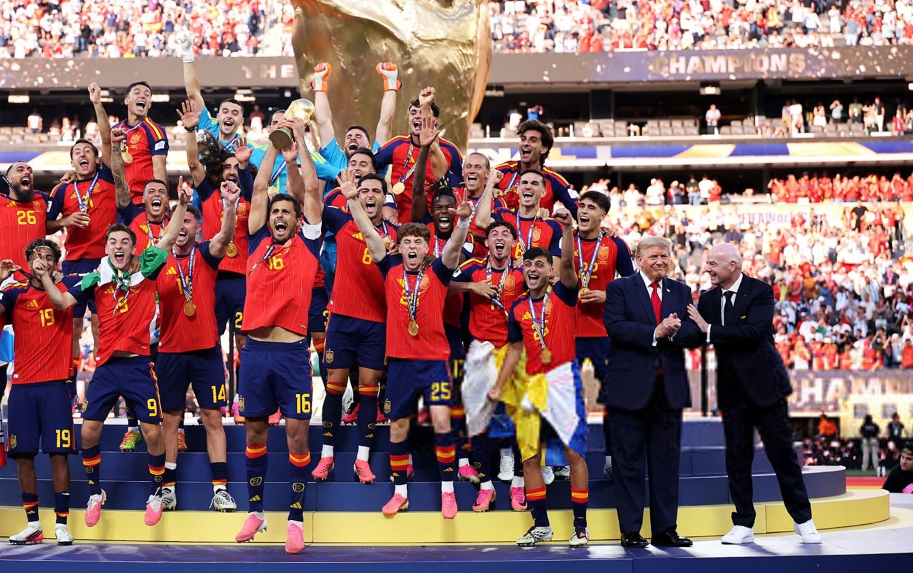 Trump vio la final desde un palco, tocó la Copa del Mundo y fue abucheado al bajar al campo