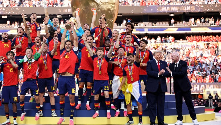 Trump vio la final desde un palco, tocó la Copa del Mundo y fue abucheado al bajar al campo