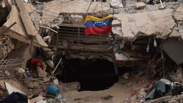 «Había madres abrazadas a sus bebés»: el dramático relato de rescatistas argentinos que trabajan en un edificio colapsado de Venezuela