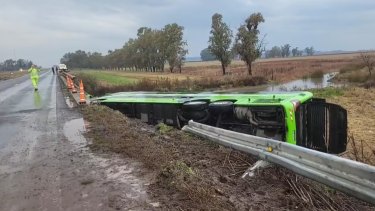 Un colectivo con 20 pasajeros cayó de un puente en Buenos Aires: hay varios heridos