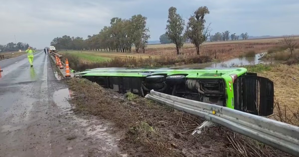 Un colectivo con 20 pasajeros cayó de un puente en Buenos Aires: hay varios heridos