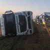 Imagen de Quiso esquivar un pozo y volcó con su camión en la Ruta 151, cerca de Catriel