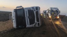 Imagen de Quiso esquivar un pozo y volcó con su camión en la Ruta 151, cerca de Catriel