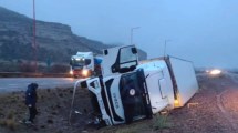 Imagen de Volcó un camión sobre la Ruta 22, en cercanías de Villa Regina: trasladaba paquetes a Neuquén