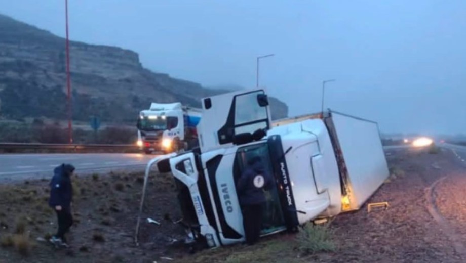 Volcó un camión sobre la Ruta 22. Foto: Gentileza Fm puerto Chichichinales. 