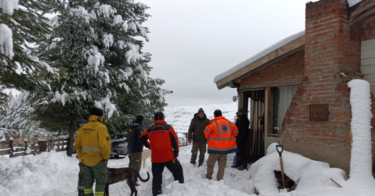 Dramático rescate de una familia aislada por la nieve en la Patagonia