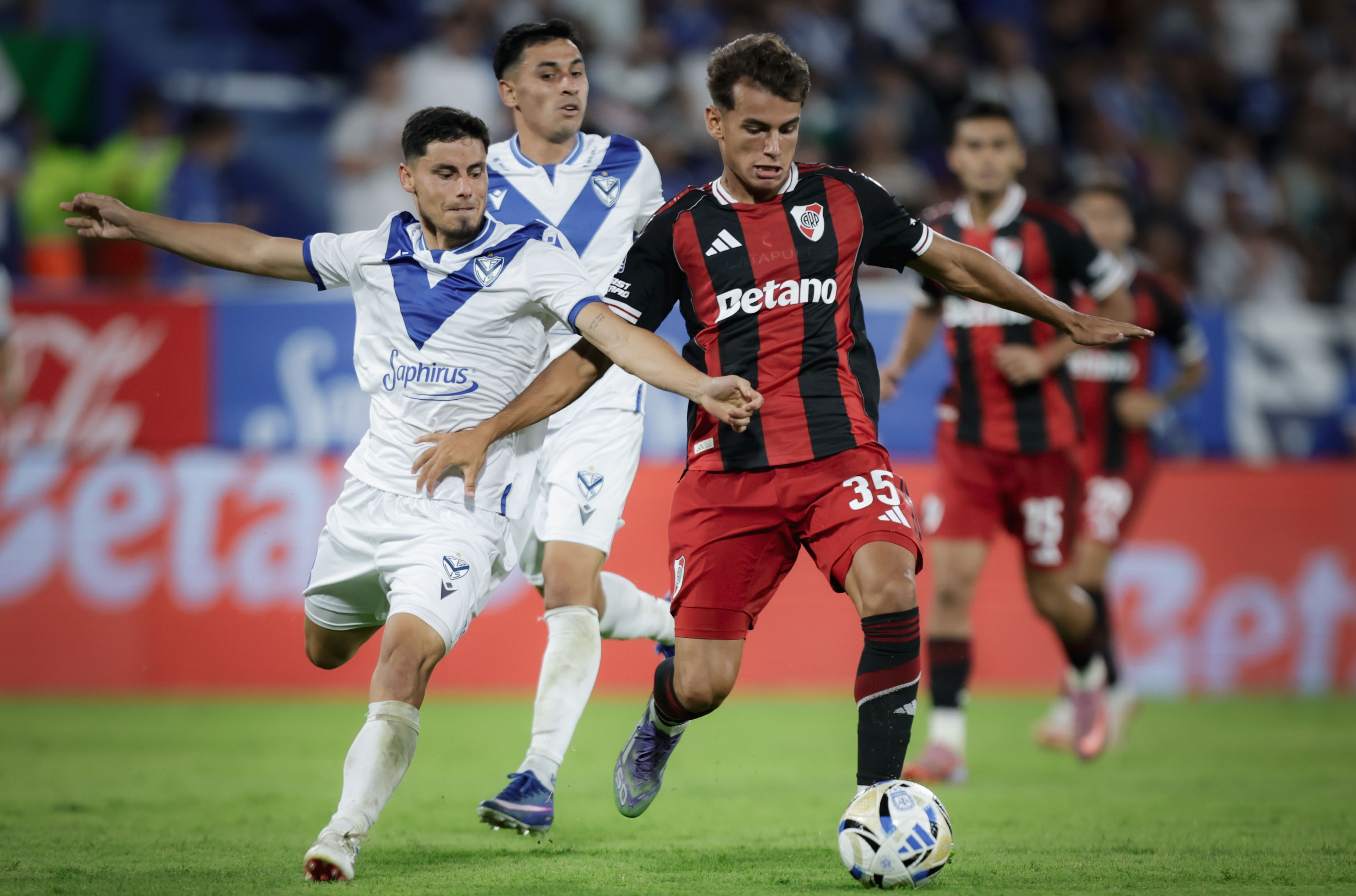 River Plate busca otra victoria ante Vélez en el Monumental