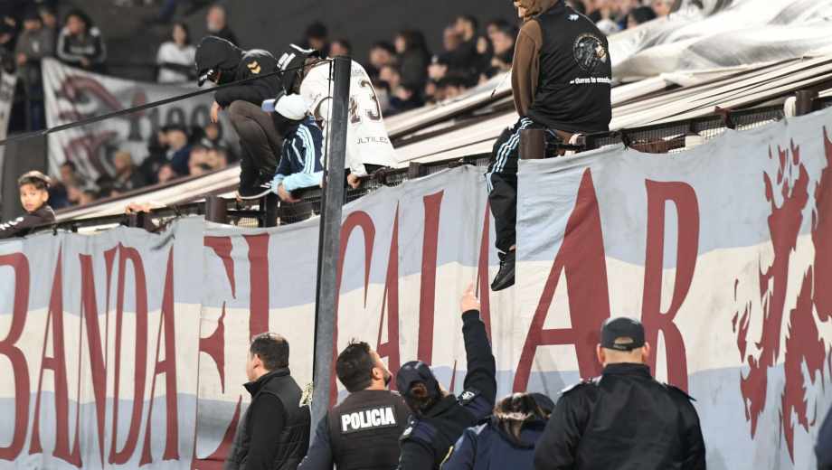 Los hinchas de Platense explotaron contra los jugadores tras la derrota ante Talleres. (FBaires)