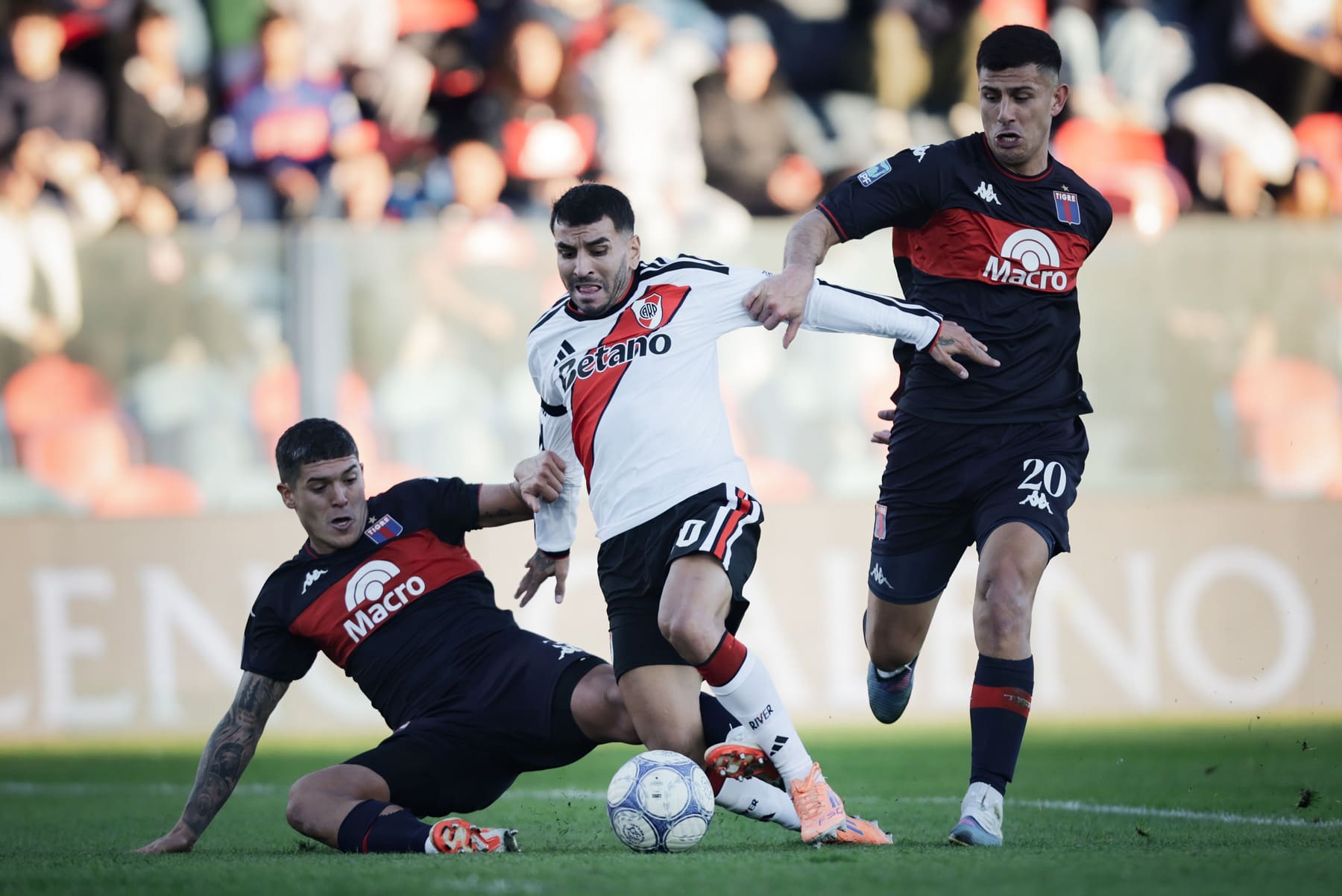 Controversia en el encuentro: River pide penal y cuestiona al árbitro