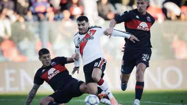 La polémica del partido: River pidió penal ante Tigre y Otamendi reclamó a Gariano