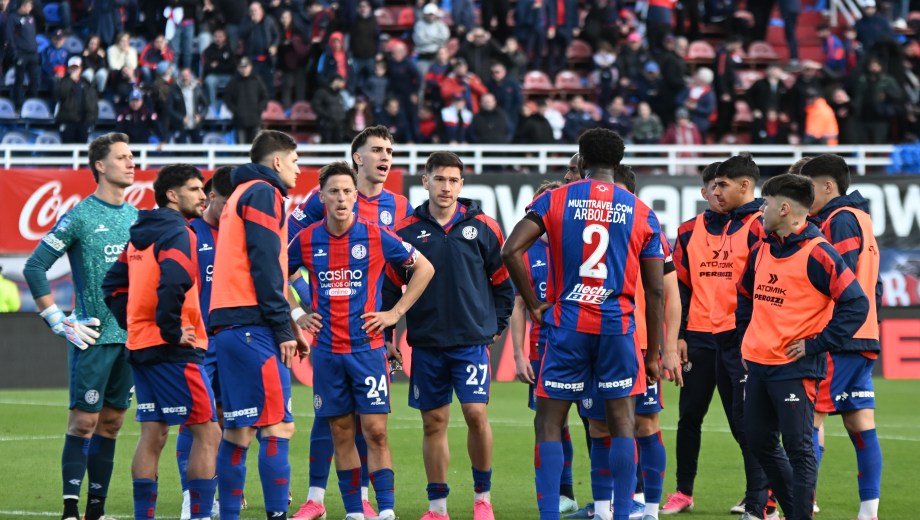 Tras la derrota ante Huracán, la barra visitó al plantel de San Lorenzo durante el entrenamiento. Foto: FOTOBAIRES


Fecha 4 Torneo Clausura Liga Profesional