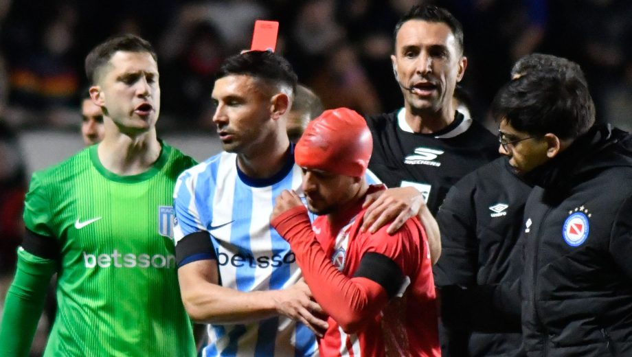 Maravilla Martínez fue expulsado ante Argentinos Juniors por un codazo a Kevin Gutiérrez. (Foto: FOTOBAIRES)
